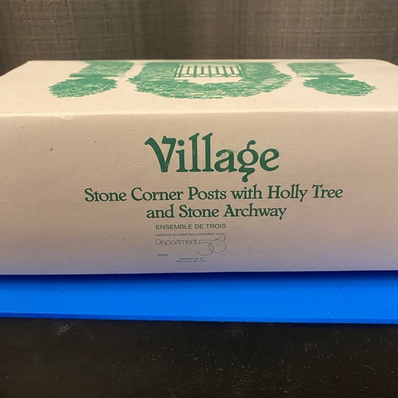 Dept 56 Stone Corner Posts with Holly Tree And Stone Archway - Picture 11 of 11